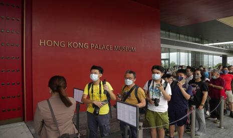 Pengunjung mengantre untuk memasuki Palace Museum Hong Kong pada hari pertama yang dibuka untuk umum di Hong Kong, Minggu, 3 Juli 2022. Museum ini memamerkan lebih dari 900 artefak Tiongkok, pinjaman dari Museum Istana yang sudah lama berdiri di Beijing, rumah bagi karya seni yang mewakili ribuan tahun sejarah dan budaya Tiongkok.