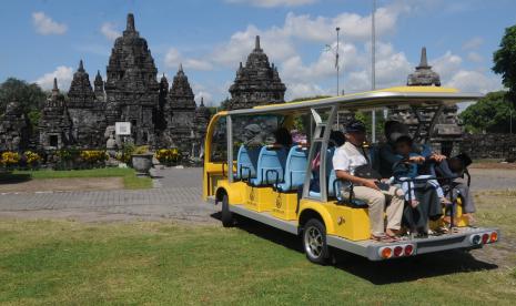 Pengunjung menggunakan mobil listrik saat mengelilingi Candi Sewu di Prambanan, Klaten, Jawa Tengah. Ilustrasi