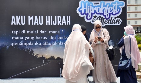 Pengunjung menghadiri Festival Roadshow Hijrah Fest 2019 di Medan, Sumatera Utara, Jumat (5/4/2019).