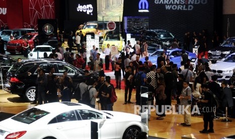 Pengunjung menghadiri pameran Indonesia Internasional Motor Show 2016 di JIEXPO, Jakarta (7/4).  (Republika/Tahta Aidilla)