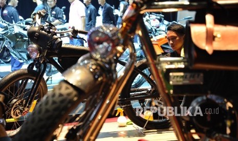 Pengunjung menghadiri pameran Indonesia Internasional Motor Show 2016 di JIEXPO, Jakarta (7/4).   (Republika/Tahta Aidilla)