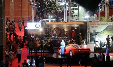  Pengunjung menghadiri pameran Indonesia Internasional Motor Show ke 10 usai dibuka secara resmi di JIEXPO, Jakarta, Rabu (19/8).