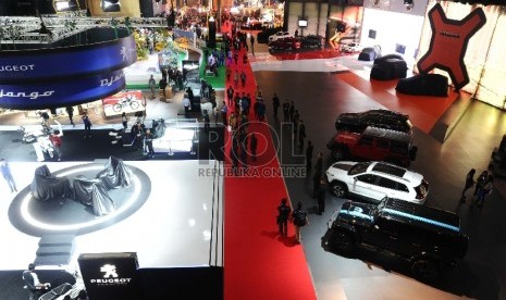  Pengunjung menghadiri pameran Indonesia Internasional Motor Show ke 10 usai dibuka secara resmi di JIEXPO, Jakarta, Rabu (19/8).