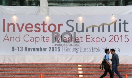 Pengunjung menghadiri pameran Investor Summit And Capital Expo Market di BEI, Jakarta, Kamis (12/11).