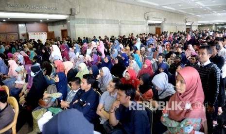 Pengunjung mengikuti Bedah Buku Tentang Kamu bersama Penulis Buku Tere Liye saat Islamic Book Fair 2017, Balai Sidang, Jakarta, Ahad (7/5).