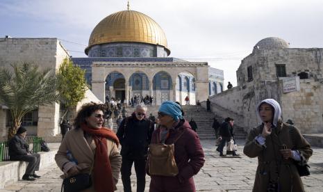  Pengunjung mengunjungi kompleks Masjid Al-Aqsa, yang dikenal oleh umat Islam sebagai Tempat Suci Mulia dan bagi orang Yahudi sebagai Temple Mount, di Kota Tua Yerusalem, Selasa, 3 Januari 2023. Itamar Ben-Gvir, seorang menteri Kabinet Israel yang ultranasionalis, mengunjungi tempat suci Yerusalem pada Selasa untuk pertama kalinya sejak menjabat dalam pemerintahan baru sayap kanan Perdana Menteri Benjamin Netanyahu pekan lalu. Kunjungan tersebut dilihat oleh warga Palestina sebagai provokasi. Menlu Turki: Provokasi Israel di Masjid Al Aqsa tidak Dapat Diterima