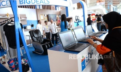 Pengunjung mengunjungi stand pameran saat Indonesia E-Commerce Summit and Expo (IESE) 2016 di ICE BSD, Banten, Rabu (27/4). (Republika/Wihdan) 