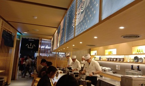 Pengunjung menikmati aneka sukiyaki don dan tamago don di Isshin Central Park, Jakarta Barat.