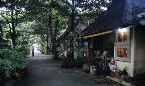 Pengunjung menikmati hasil karya seniman di Pasar Seni Ancol, Jakarta Utara, Jumat (13/3).   (Republika/Raisan Al Farisi)