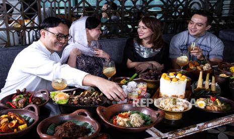 Pengunjung menikmati hidangan dalam program Nusantara Heritage di The Westin Jakarta. Menyambut bulan suci Ramadhan, The Westin Jakarta menyiapkan berbagai penawaran istimewa.