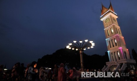 Pengunjung menikmati kawasan pedestrian Jam Gadang, di Bukittinggi, Sumatera Barat, Ahad (24/2/2019).