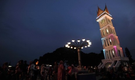 Pengunjung menikmati kawasan pedestrian Jam Gadang, di Bukittinggi, Sumatera Barat.