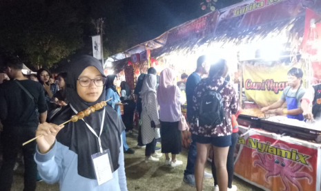 Pengunjung menikmati kuliner Nusantara di Pasar Kangen, Prambanan Jazz, Jawa Tengah, Jumat (5/7)