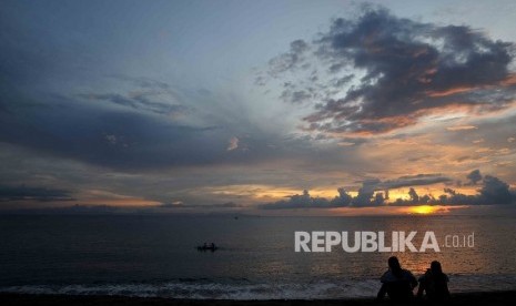 Pengunjung menikmati matahari terbenam di Pantai Sengigi, Lombok Barat, Nusa Tenggara Barat (NTB). 