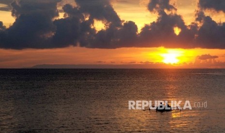 Pengunjung menikmati matahari terbenam (sunset) di Pantai Sengigi, Lombok Barat, Nusa Tenggara Barat (NTB). 