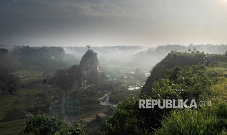 Pengunjung menikmati panorama Bukit Terkurung, di kawasan Ngarai Sianok, Kab.Agam, Sumatera Barat, Sabtu (12/5).