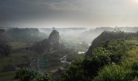 Pengunjung menikmati panorama Bukit Terkurung, di kawasan Ngarai Sianok, Kab.Agam, Sumatera Barat.