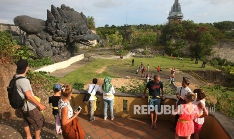 Pengunjung menikmati pemandangan di Taman Budaya Kompleks Garuda Wisnu Kencana (GWK) Uluwatu,Bali, Jumat (15/7