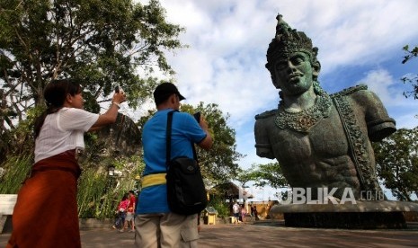 Pengunjung menikmati pemandangan di Taman Budaya Kompleks Garuda Wisnu Kencana (GWK) Uluwatu,Bali, Jumat (15/7