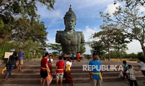 Pengunjung menikmati pemandangan di Taman Budaya Kompleks Garuda Wisnu Kencana (GWK) Uluwatu,Bali, Jumat (15/7