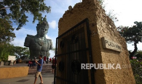 Pengunjung menikmati pemandangan di Taman Budaya Kompleks Garuda Wisnu Kencana (GWK) Uluwatu,Bali, Jumat (15/7