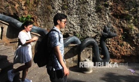 Pengunjung menikmati pemandangan di Taman Budaya Kompleks Garuda Wisnu Kencana (GWK) Uluwatu,Bali, Jumat (15/7