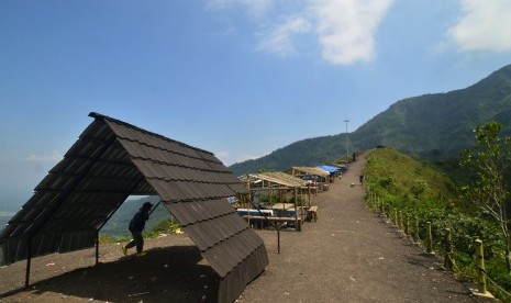 Pengunjung menikmati pemandangan kawasan wisata Gunung Galunggung dengan ketinggian 2.167 mdpl di Kabupaten Tasikmalaya, Jawa Barat, Senin (18/9).