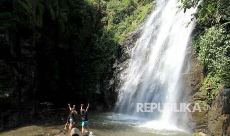 Pengunjung menikmati suasana air terjun (curug).