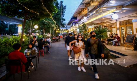 Pengunjung menikmati suasana di kawasan M Bloc Space, Blok M, Jakarta, Sabtu (19/12/2020). Menjelang libur Natal dan Tahun Baru 2021, Pemprov DKI melakukan pembatasan jam operasional restoran hingga pukul 19.00 WIB mulai 18 Desember 2020 hingga 8 Januari 2021 mendatang.