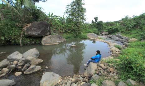 Pengunjung menikmati suasana di persawahan terasiring Ciboer Pass, Bantaragung, Sindangwangi, Majalengka, Jawa Barat.  Kawasan wisata persawahan yang berada di kaki Gunung Ciremai tersebut menjadi destinasi wisata yang banyak dikunjungi wisatawan untuk melepas penat. (ilustrasi)