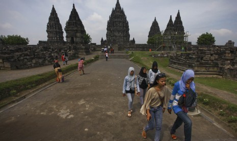 Pengunjung menikmati suasana kawasan wisata Candi Prambanan, DI Yogyakarta, Jumat (15/1). 