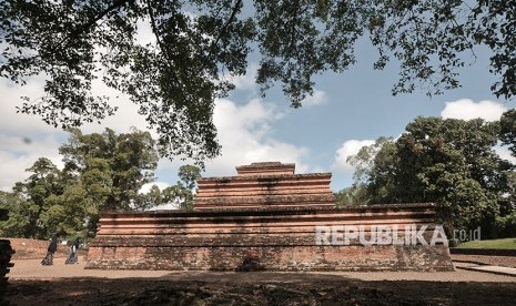 Pengunjung menikmati suasana liburan di Candi Tinggi, Kompleks Percandian Muaro Jambi, Muarojambi, Jambi, Sabtu (23/6). 