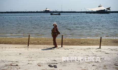 Pengunjung menikmati suasana Pantai Festival Taman Impian Jaya Ancol, Jakarta, Sabtu (20/6/2020). Setelah ditutup selama dua bulan akibat pandemi COVID-19, Kawasan rekreasi Taman Impian Jaya Ancol kembali dibuka. 