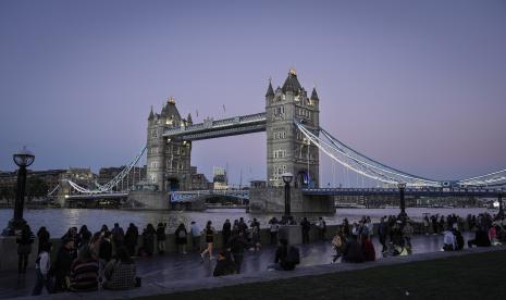 Pengunjung menikmati suasana Tower Bridge di London, Inggris, Ahad (2/10/2022). Jaringan televisi internasional independen Iran di London ditutup atas perintah polisi Inggris.