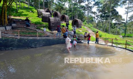 Pengunjung menikmati suasana wisata alam di kawasan wisata Lekung Langit 2 di Kemiling, Bandar Lampung, Lampung, Sabtu (18/9/). Objek wisata di Lampung kini sudah ramai didatanfi pengunjung (ilustrasi). 