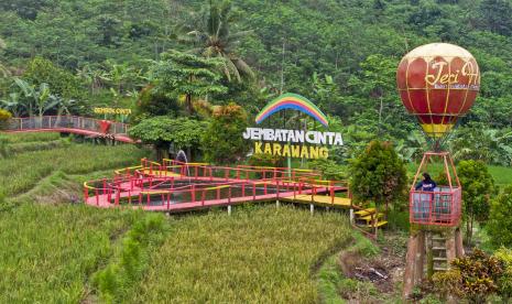 Islam Mengajarkan Pentingnya Melindungi Lingkungan. Pengunjung menikmati suasana wisata Jembatan Cinta di Desa Mekarbuana, Tegalwaru, Karawang, Jawa Barat, Ahad (9/1/2022). Menparekraf Sandiaga Uno mengatakan sektor pariwisata dan ekonomi kreatif (parekraf) dapat berkontribusi besar bagi kebangkitan ekonomi di tanah air pada tahun 2022.