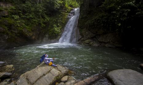 Pengunjung menikmati wisata air terjun Haratai di Desa Haratai, Kecamatan Loksado, Kabupaten Hulu Sungai Selatan, Kalimantan Selatan, Selasa (8/12/2020). Air terjun Haratai yang dikelola oleh kelompok usaha perhutanan sosial tersebut merupakan objek pariwisata alam yang terus dikembangkan untuk menarik kunjungan wisatawan ke wilayah Kalimantan Selatan.