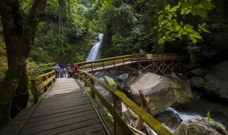 Air Terjun Haratai di Desa Haratai, Kecamatan Loksado, Kabupaten Hulu Sungai Selatan, Kalimantan Selatan, dikelola kelompok usaha perhutanan sosial.