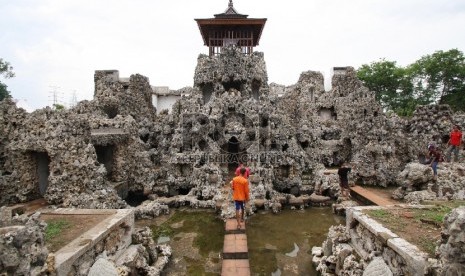   Pengunjung menikmati wisata cagar budaya Gua Sunyaragi di Cirebon, Jawa Barat, Selasa (30/12). Gua yang dibangun di atas tanah seluas 15 hektare pada tahun 1703 Masehi ini, bertujuan untuk tempat beristirahat dan meditasi para Sultan Cirebon dan keluarga