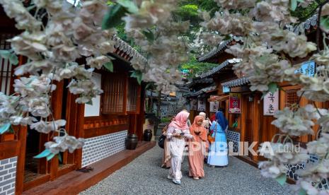 Pengunjung menikmati wisata Jeju Park Anjungan Korea di Taman Wisata Karangresik, Kota Tasikmalaya, Jawa Barat, Rabu (26/5/2021). Setelah sempat ditutup sepanjang tahun lalu karena pandemi, pengelola Taman Karangresik membangun konsep baru wisata lokal bernuansa internasional dengan menyuguhkan anjungan Korea Selatan, Nagoya Hill khas Jepang, The Delhi khas India, Volendam khas Belanda, dan Santorini khas Yunani untuk menarik minat masyarakat agar tidak perlu melancong ke luar negeri. 