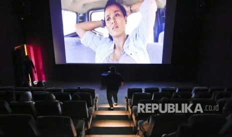 Pengunjung menonton film di bioskop rakyat di Pasar Teluk Gong, Penjaringan, Jakarta, Rabu (3/7/2019).