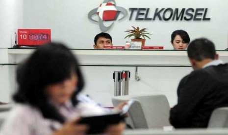 Pengunjung menunggu pelayanan di Grapari Telkomsel Gambir, Jakarta.