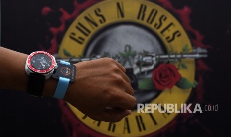 Pengunjung menunjukkan gelang tiket konser Guns N' Roses Not In This Lifetime Tour Jakarta 2018 seusai antre penukaran di Pintu Timur Stadion Utama Gelora Bung Karno, Jakarta, Kamis (8/11/2018).