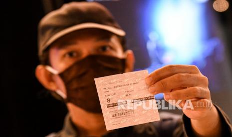 Pengunjung menunjukkan tiket film di bioskop (ILUSTRASI). MD Pictures melaporkan oknum pekerja percetakan berinisial Y (48) dan H (23) ke Polsek Kemayora terkait dugaan penggelapan tiket film Sorop.