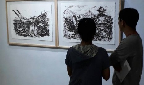 Pengunjung menyaksikan karya grafis lithografie Sri Maryanto, Bentara Budaya Yogyakarta, Sabtu (13/5).