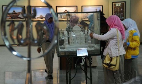 Pengunjung menyaksikan pameran di Museum Istiqlal, Jakarta,Selasa (23/12).