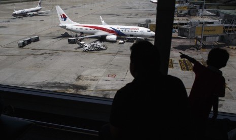 Pengunjung menyaksikan pesawat Malaysia Airlines di bandara internasional Kuala Lumpur di Sepang, Sabtu (19/7)