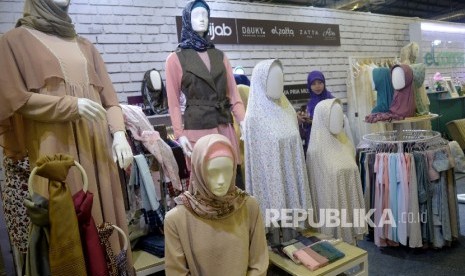 Pengunjung mlihat produk yang di pamerakan pada The 2nd Indonesia Internasional Halal Lifestyle Expo & Conference (Ilustrasi)