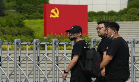 Pengunjung museum melewati bendera Partai Komunitas di Beijing, Selasa, 27 September 2022. China menetapkan 13 Desember jadi hari peringatan nasional untuk pembantaian Nanjing. Ilustrasi.