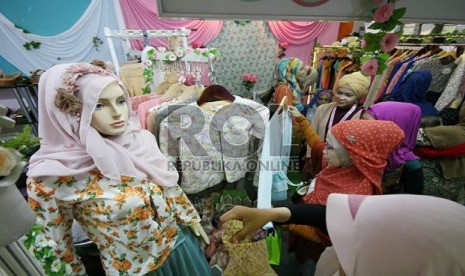  Pengunjung pameran melihat-lihat busana muslim remaja di acara 'Indonesia Hijab Fest 2013' di Gedung Sabuga,  Bandung, Jumat (31/5).  (Republika/Edi Yusuf)